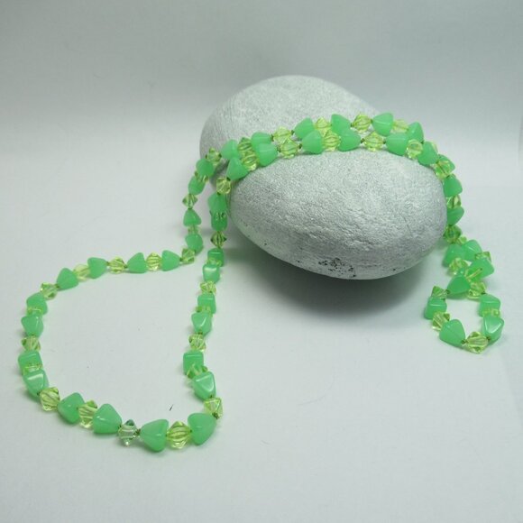 Uranium glass bead necklace - Picture 10 of 10
